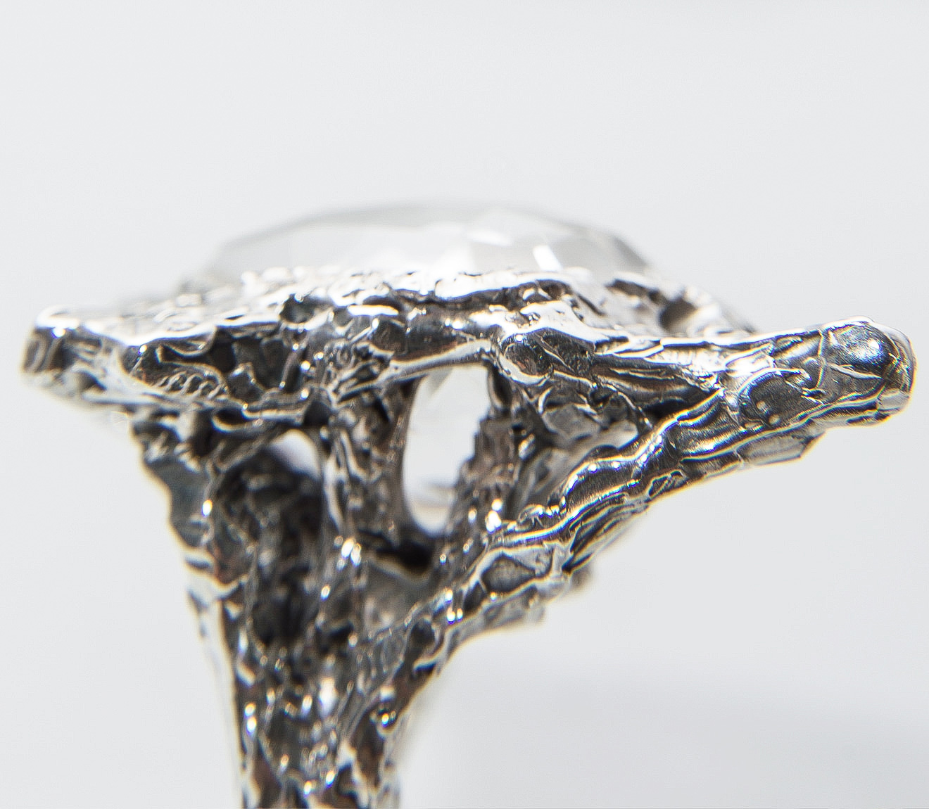 Dripping gothic ring,close up view,crystal